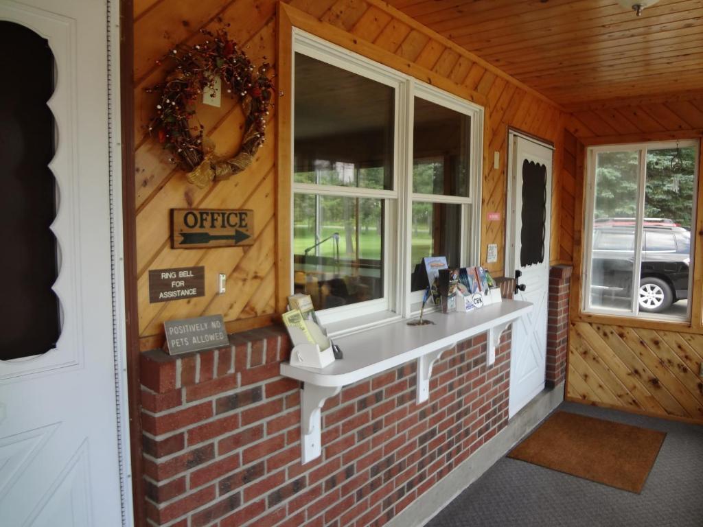 Sullivan Trail Inn & Suites Pocono Lake Esterno foto