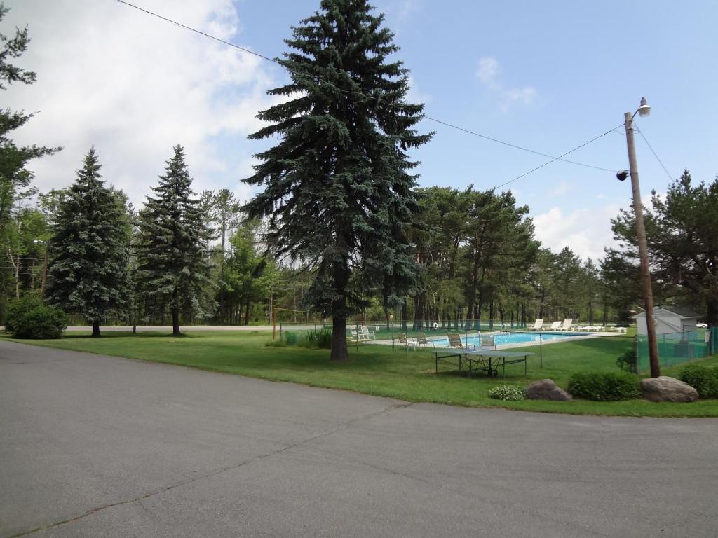 Sullivan Trail Inn & Suites Pocono Lake Esterno foto