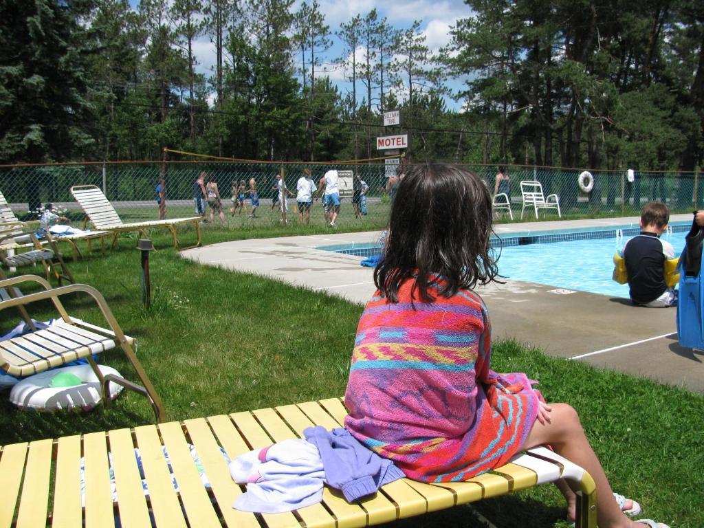 Sullivan Trail Inn & Suites Pocono Lake Esterno foto