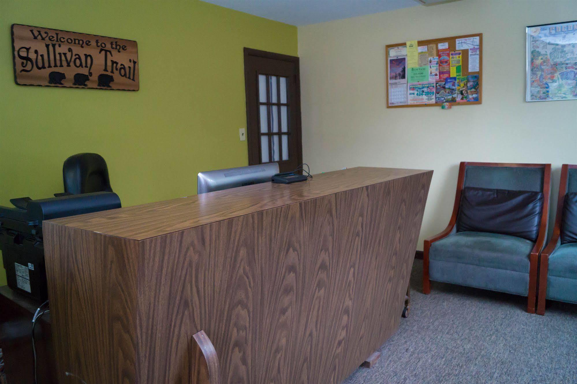 Sullivan Trail Inn & Suites Pocono Lake Esterno foto