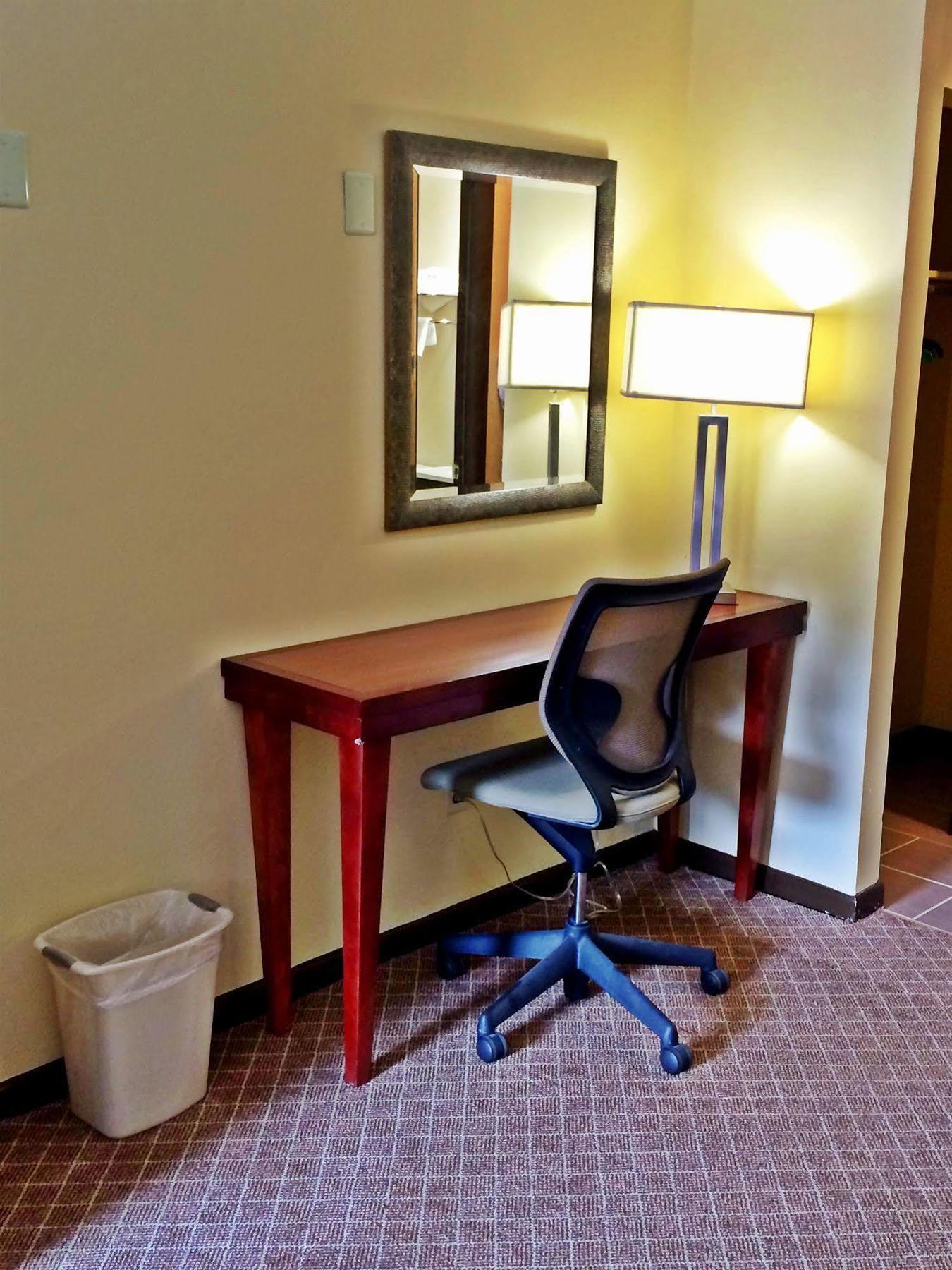 Sullivan Trail Inn & Suites Pocono Lake Esterno foto