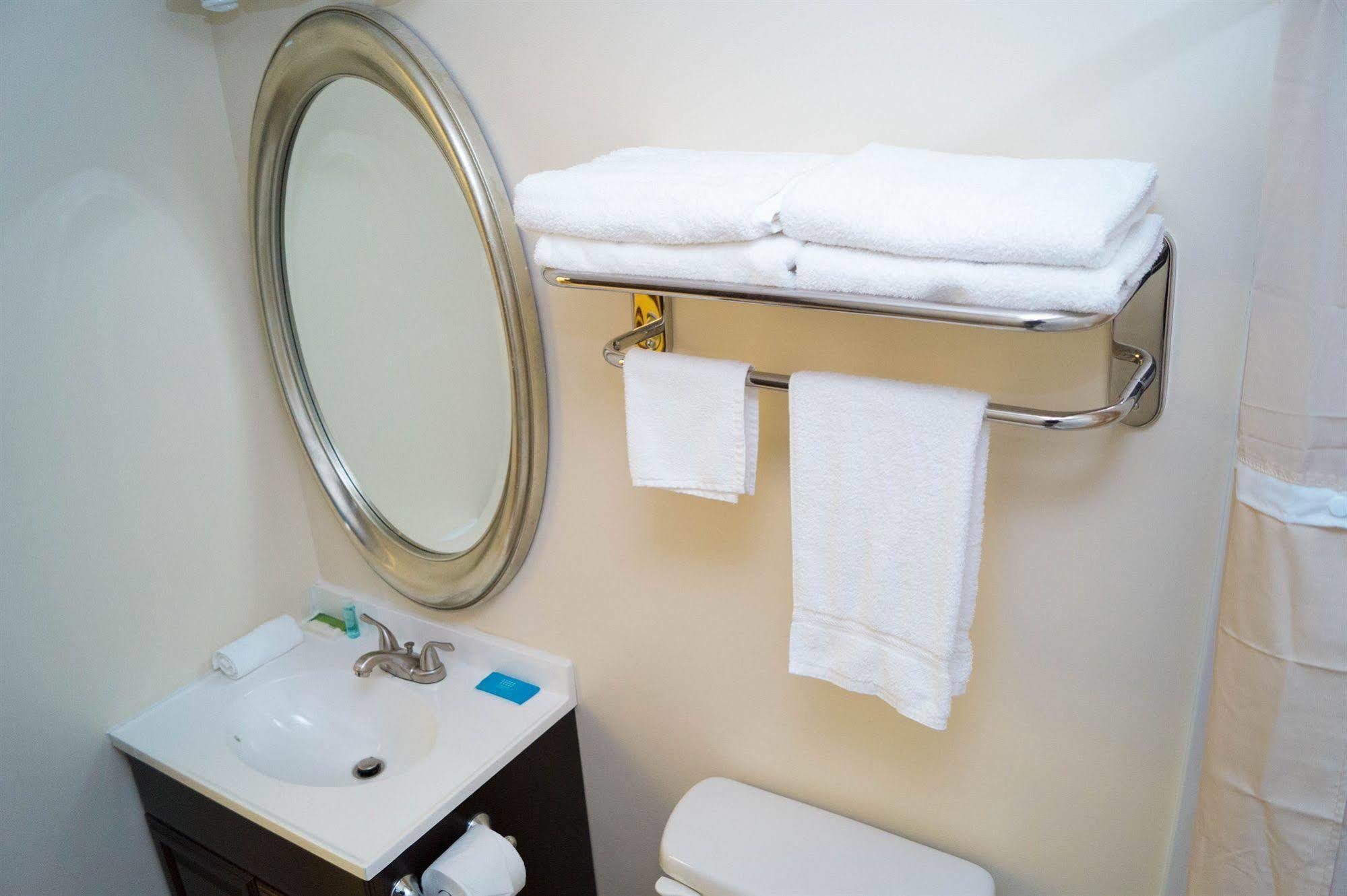 Sullivan Trail Inn & Suites Pocono Lake Esterno foto