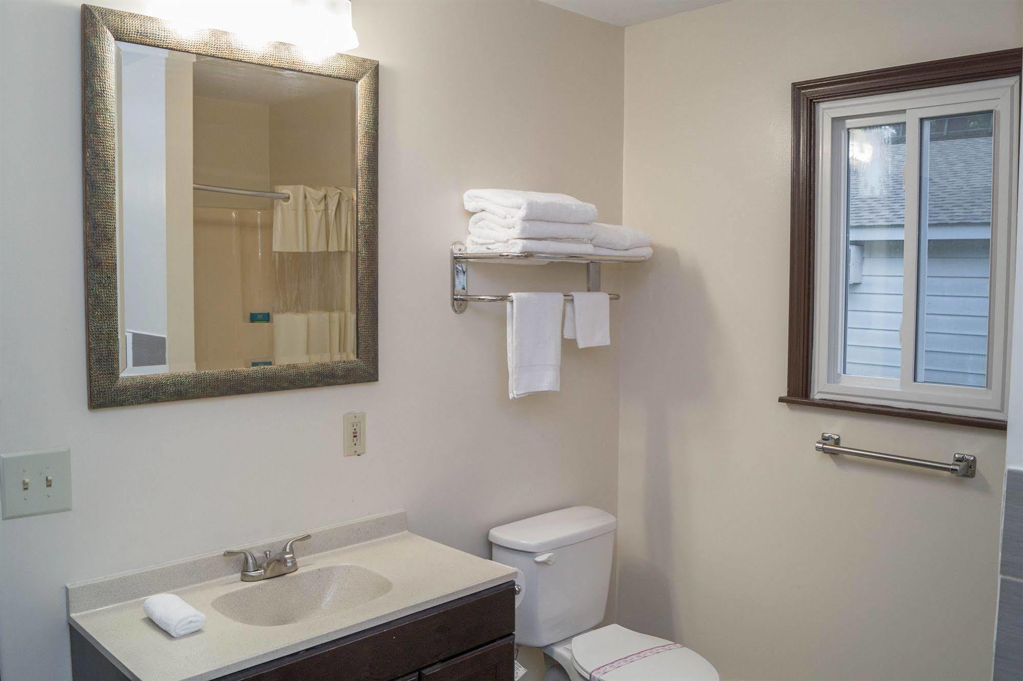 Sullivan Trail Inn & Suites Pocono Lake Esterno foto