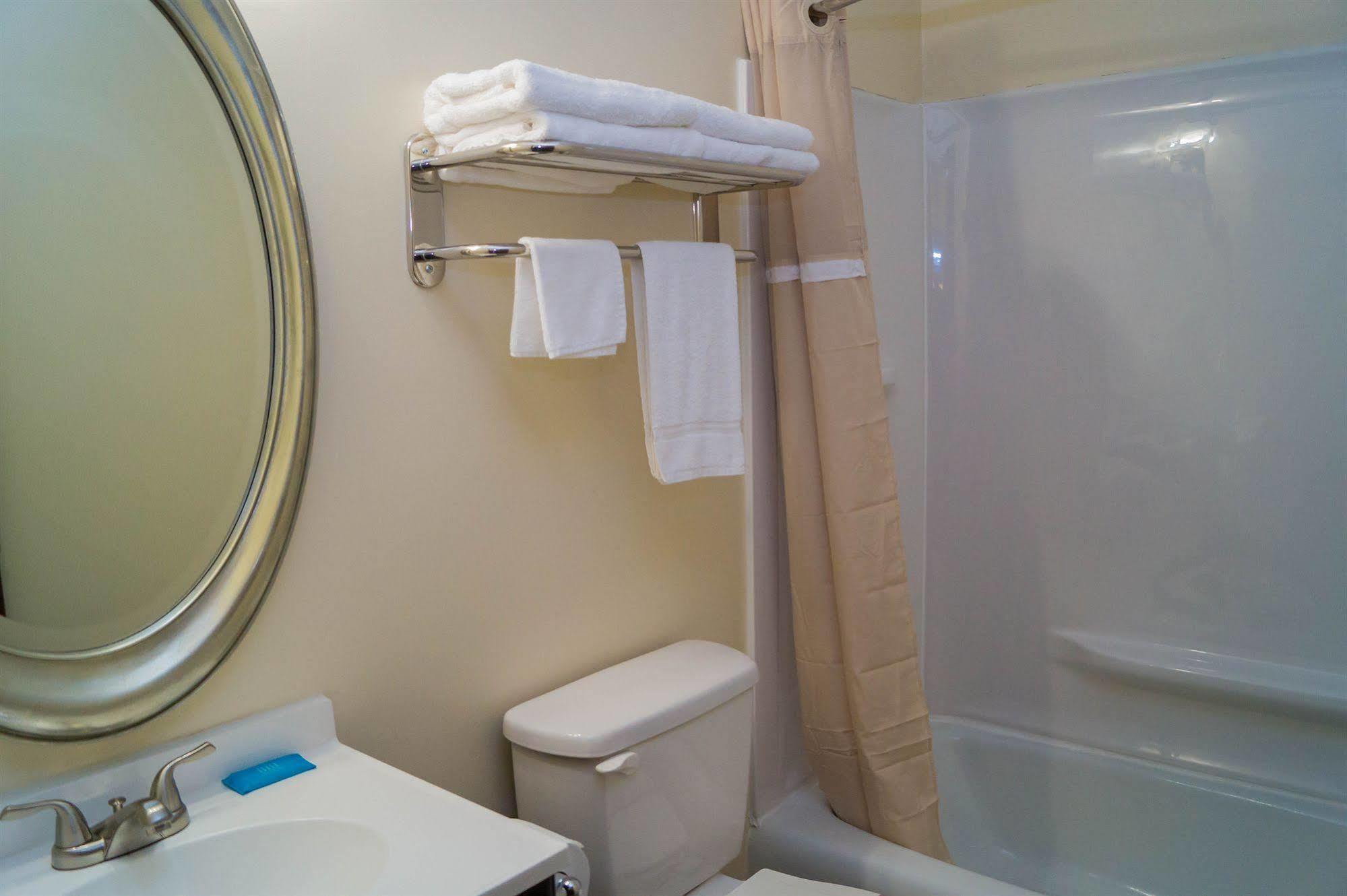 Sullivan Trail Inn & Suites Pocono Lake Esterno foto