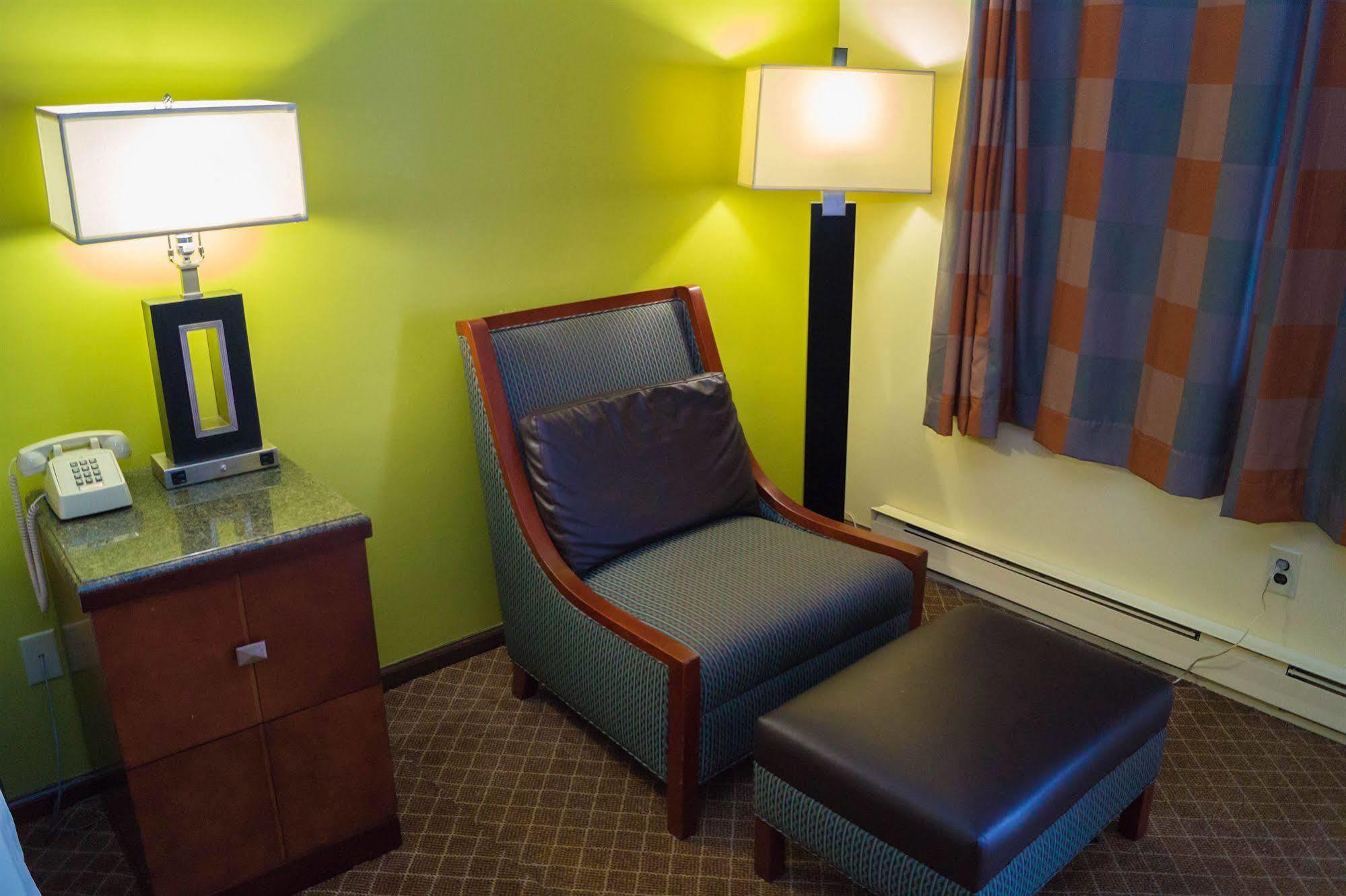 Sullivan Trail Inn & Suites Pocono Lake Esterno foto